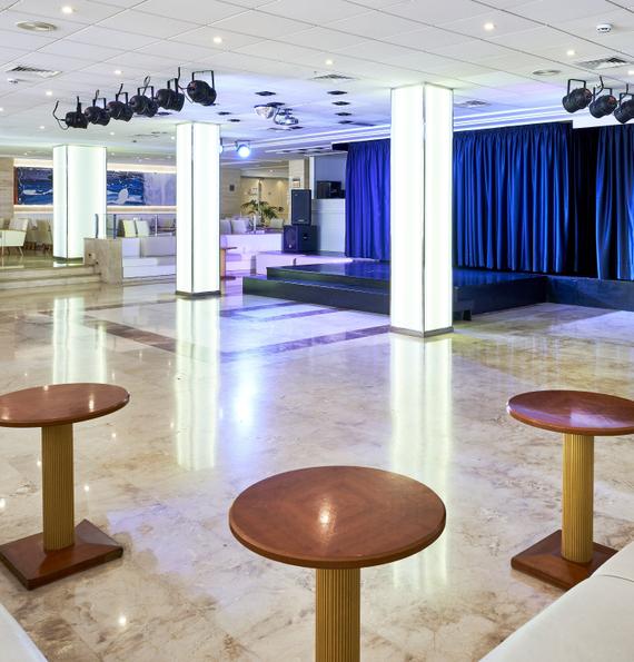 Lounge bar with stage for shows Globales Pionero Santa Ponsa Lounge bar with stage for shows Globales Pionero Santa Ponsa