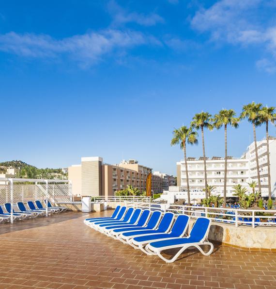 Sun deck with loungers and parasols Globales Pionero Santa Ponsa Sun deck with loungers and parasols Globales Pionero Santa Ponsa
