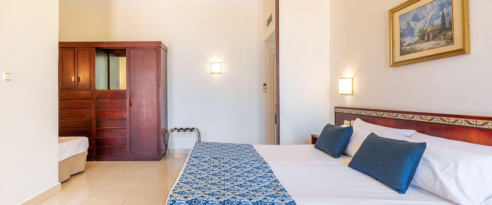 Double room with extra bed Globales Reina Cristina Algeciras Double room with extra bed Globales Reina Cristina Algeciras